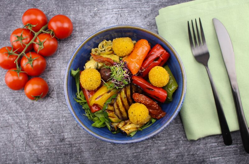 Alpenhain® Mozzarella Bites farcies aux tomates, surgélepané avec légumes