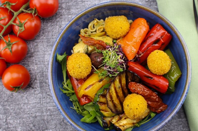 Mediterrane Bowl mit Alpenhain® Tomaten-Mozzarella Bites 