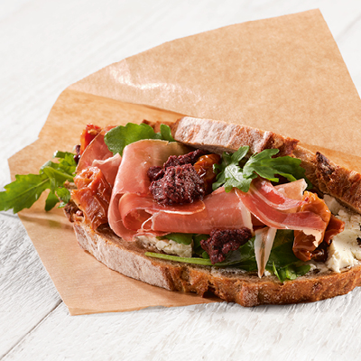 Sandwich mit Cantadou® Knoblauch & Kräuter und Parmaschinken
